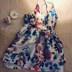 Flowery short dress with structural poofy skirt